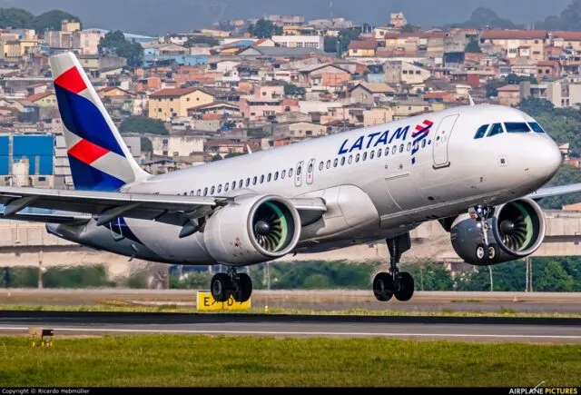 Santiago Álvarez y Roberto Alvo anuncian la expansión de LATAM con nuevas rutas desde Bogotá hacia Curazao y Aruba