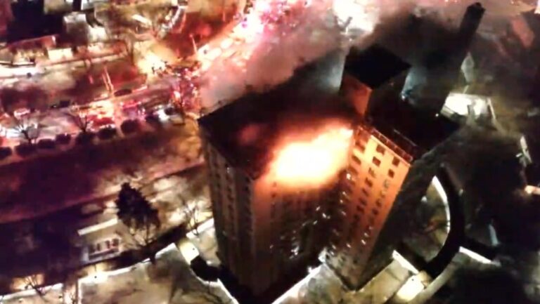 Masivo incendio en un edificio residencial de Nueva York