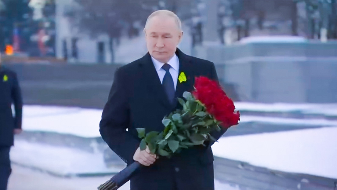 Putin deposita flores en la tumba de su hermano fallecido durante el bloqueo de Leningrado