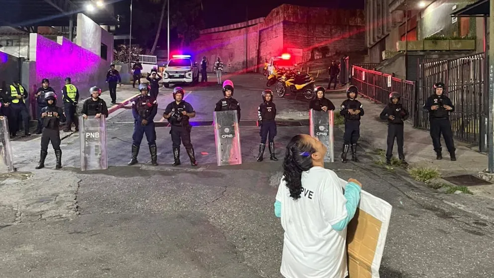 TENSIÓN EN CARACAS: OPERATIVOS POLICIALES ARREMETEN CONTRA FAMILIARES DE PRESOS POLÍTICOS EN EL HELICOIDE Y ZONA 7
