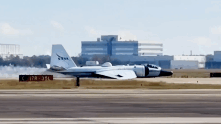 Un avión de la NASA aterriza de panza en EE.UU. tras un fallo