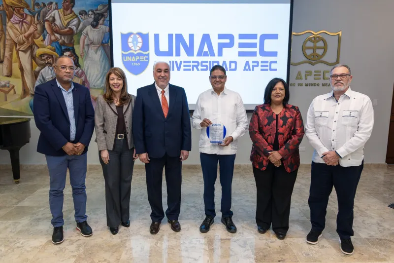 UNAPEC distingue a Juan Manuel Méndez por su liderazgo y compromiso con la nación