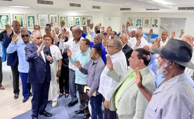 Durante el acto, Miguel Vargas saludó la integración unificada de los maestros y maestras del PRD, destacando el rol histórico del sector magisterial dentro de la organización política. Aseguró que esta acción de unidad y solidaridad no solo fortalecerá al partido, sino que contribuirá de manera decisiva a la recuperación y transformación de la educación dominicana. Finalmente, el liderazgo del PRD reiteró su compromiso de seguir acompañando las luchas del magisterio nacional y de promover políticas públicas que garanticen una educación de calidad, transparente y orientada al desarrollo integral de la sociedad dominicana.