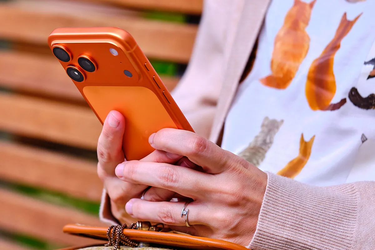 APPLE EN CHINA: El iPhone 17 Pro naranja impulsa un repunte histórico en las ventas