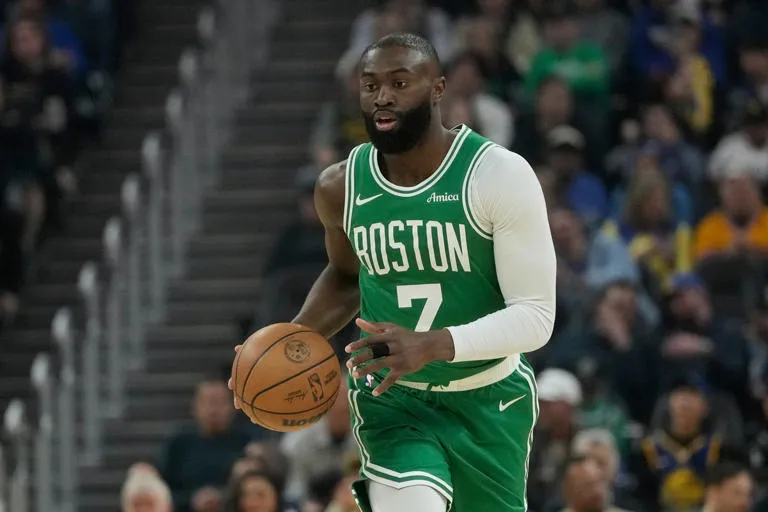 NBA: Jaylen Brown lidera la victoria de los Celtics sobre unos Warriors sin Curry