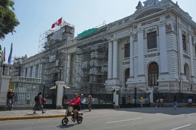 CRISIS POLÍTICA EN PERÚ: Hernando de Soto asume como Primer Ministro del Gobierno Interino