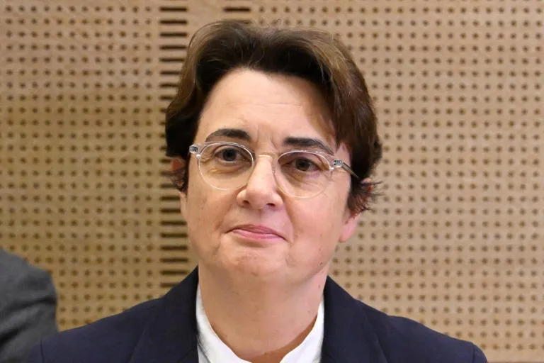 ESCÁNDALO EN FRANCIA: Renuncia la directora del Louvre tras robo de joyas históricas