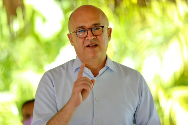 SANTO DOMINGO.- El exministro de Medio Ambiente, Francisco Domínguez Brito, condenó la reciente sentencia del Tribunal Superior Administrativo (TSA) que ordena modificar los límites del Parque Nacional Jaragua, ya que representa un grave riesgo para la protección del patrimonio ambiental. Calificó el fallo como una sentencia temeraria que podría validar antiguas pretensiones de apropiación irregular de terrenos dentro de áreas protegidas, debilitando la integridad del Sistema Nacional de Áreas Protegidas y generando un precedente que expone ecosistemas estratégicos a presiones económicas y particulares. Recordó que las áreas protegidas han sido creadas mediante leyes sustentadas en estudios científicos y compromisos internacionales asumidos por el Estado dominicano. FALLO ODRIA INCENTIVAR JUDIALIZACION MASIVA Advirtió que permitir que omisiones administrativas o cartográficas prevalezcan sobre estas disposiciones legales constituye una peligrosa distorsión del principio de legalidad ambiental y del mandato constitucional de preservar el patrimonio natural. Asimismo, sostuvo que la decisión podría incentivar una judicialización masiva del sistema de áreas protegidas, generando incertidumbre jurídica y debilitando décadas de avances en conservación ambiental. Reiteró que el desarrollo económico y turístico del país debe realizarse bajo criterios de sostenibilidad y respeto al derecho colectivo a un medio ambiente sano. ACTUAL CON FIRMEZA DRENTE INTENTO PRIVATIZACION Domínguez Brito afirmó que el Estado debe actuar con firmeza frente a cualquier intento de privatización o fragmentación de territorios protegidos, señalando que históricamente han existido maniobras para distorsionar la realidad jurídica de estos espacios con el propósito de favorecer intereses particulares. Exhortó a las instancias judiciales a ponderar, en los recursos correspondientes, el principio de no regresión ambiental y el interés público, al tiempo que reiteró su compromiso con la defensa del patrimonio natural dominicano. “Las áreas protegidas no son negociables; constituyen una responsabilidad constitucional y moral que debemos preservar para las generaciones presentes y futuras”, concluyó. an/am