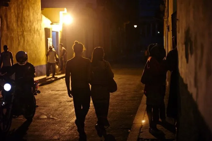 Cuba sufre colapso parcial del sistema eléctrico; afecta a miles