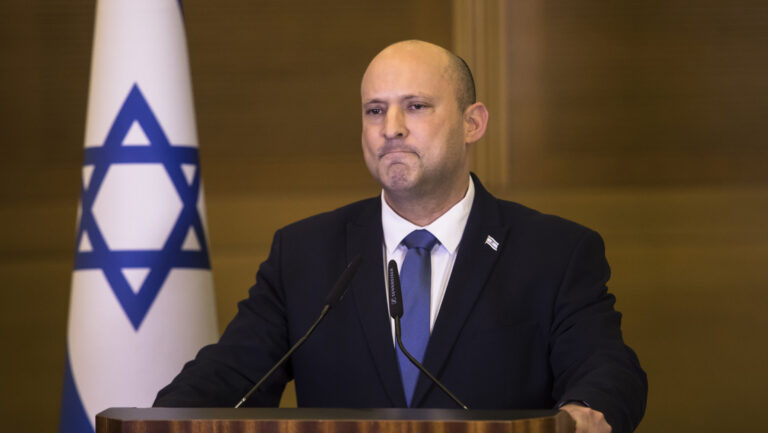 "Cobarde": Ex primer ministro israelí arremete contra Tucker Carlson