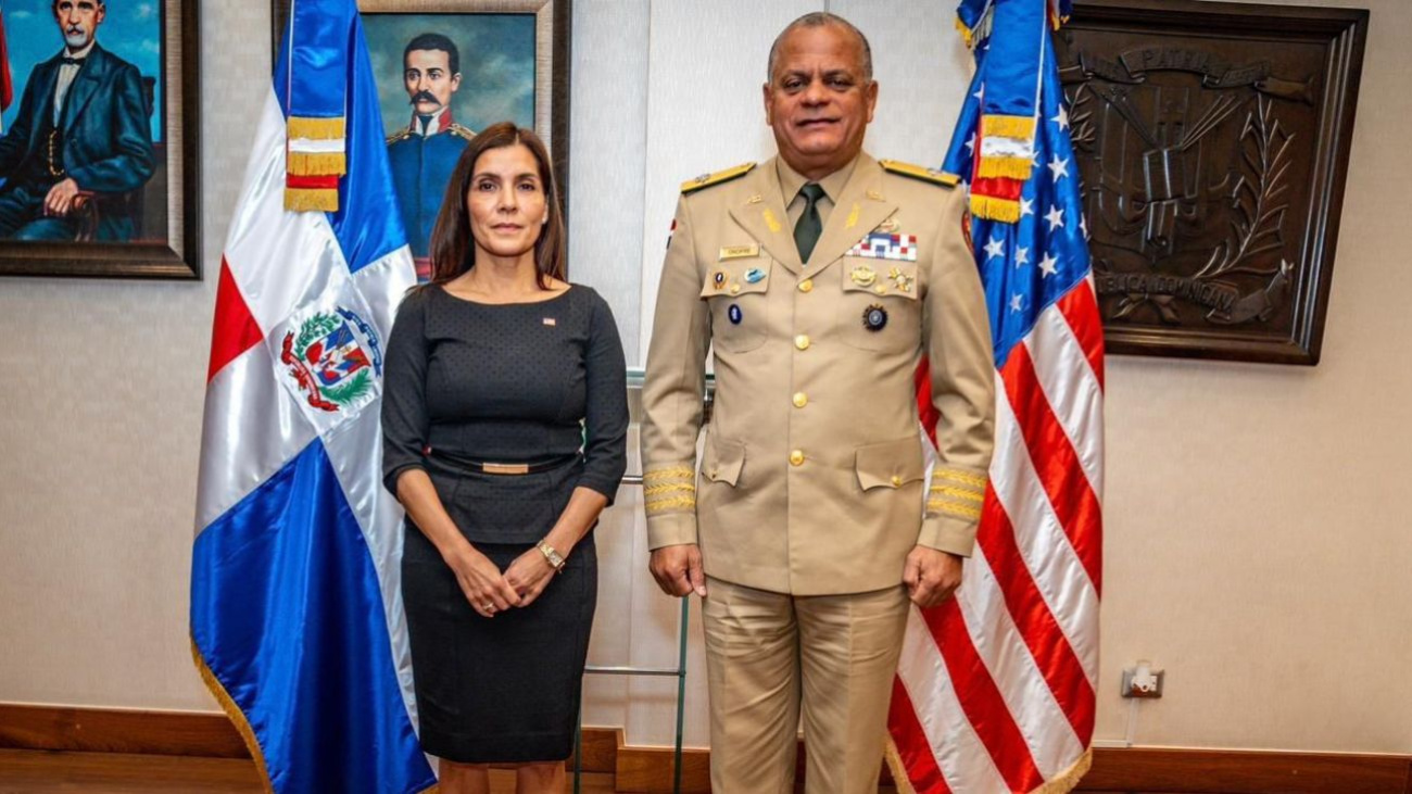 Embajadora de los Estados Unidos realiza visita oficial al ministro de Defensa