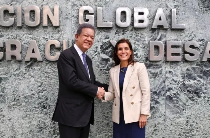 Embajadora de EEUU visita al expresidente Leonel Fernández