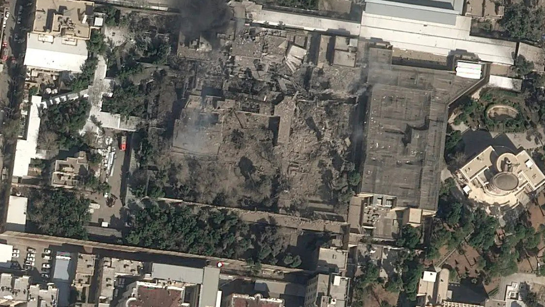 PRIMERA FOTO del complejo del ayatolá Alí Jameneí muestra varios edificios destruidos