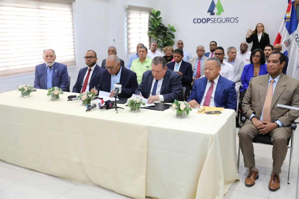 Coopnama y Coopseguros firman acuerdo para ofrecer seguros integrales al magisterio