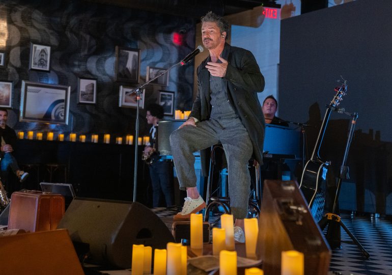 Ricardo Arjona viaja por sus éxitos y canta 'se acabaron las fronteras' en Nueva York