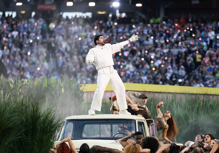 Bad Bunny agradece a equipo de trabajo tras culminar presentación en Super Bowl
