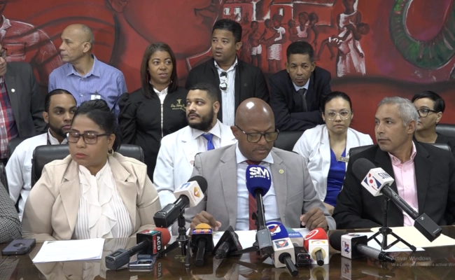 Colegio Médico Dominicano convoca movilización tras arresto de doctor en centro de salud