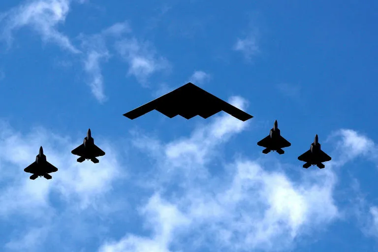 Arsenal en el Cielo: La formación conjunta de la Fuerza Aérea y la Armada para el Super Bowl LX