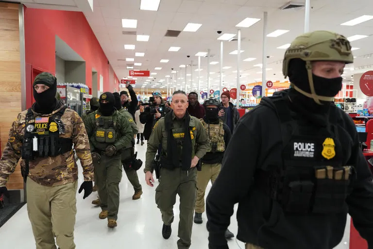 Presión MÁXIMA contra Target en Minnesota: manifestantes exigen rechazo total a REDADAS migratorias y la tensión ESCALA