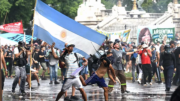 Caos TOTAL en Argentina: batalla CAMPAL frente al Congreso deja heridos y DETENIDOS tras violenta represión