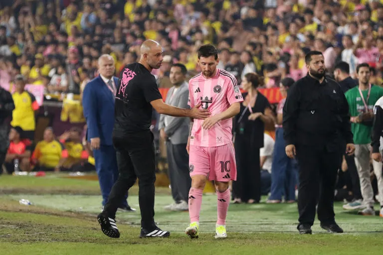 Alerta Messi: Una distensión muscular frena al "10" y obliga a reprogramar el cierre de la pretemporada