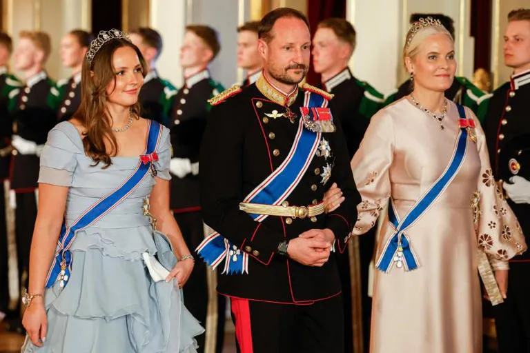 Mette-Marit de Noruega bajo fuego: La princesa se disculpa por mensajes que "no representan" quién quiere ser