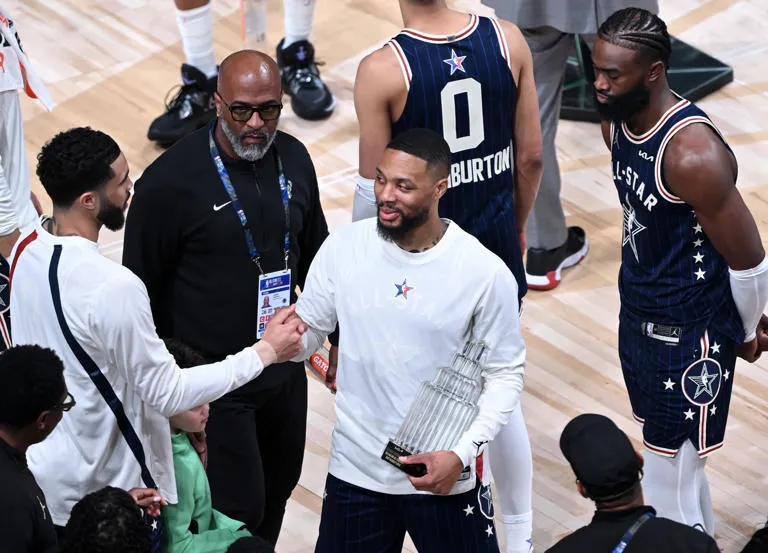 Hazaña bajo PRESIÓN: Damian Lillard desafía su propia lesión en busca de su tercera corona histórica en el All-Star