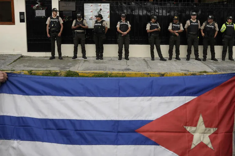 RUPTURA DIPLOMÁTICA: La misión de Cuba abandona Ecuador tras ser declarada "persona non grata"