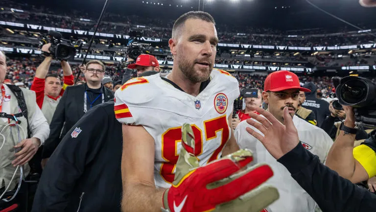 Travis Kelce se queda: El "Capitán" firma por su temporada número 14 con los Chiefs