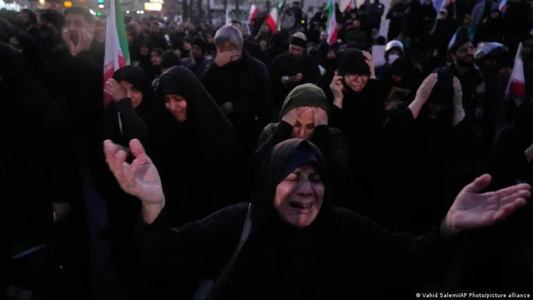 ¡AL BORDE DEL ABISMO! La prensa alemana advierte que Irán podría hundirse en una sangrienta guerra civil