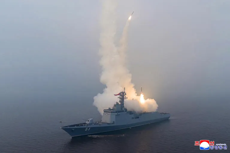 DESAFÍO NAVAL: Corea del Norte lanza misiles de crucero desde su nuevo y avanzado destructor