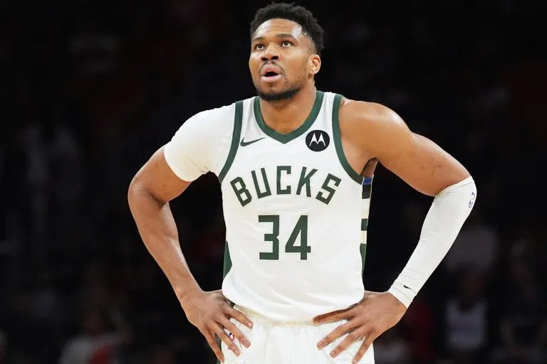 ¡Baja sensible para los Bucks! Giannis Antetokounmpo fuera del duelo en Atlanta por lesión