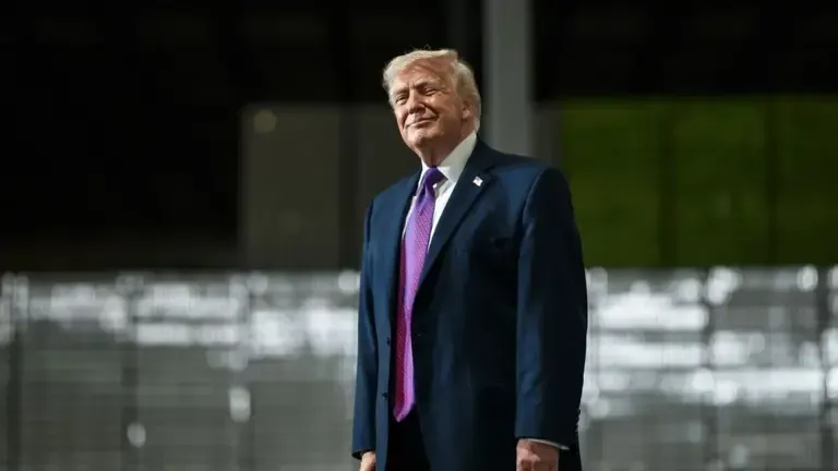¡Trump contra el "Imperio del Mal"! El presidente ignora las amenazas del Ayatolá y jura que Irán nunca tendrá la bomba