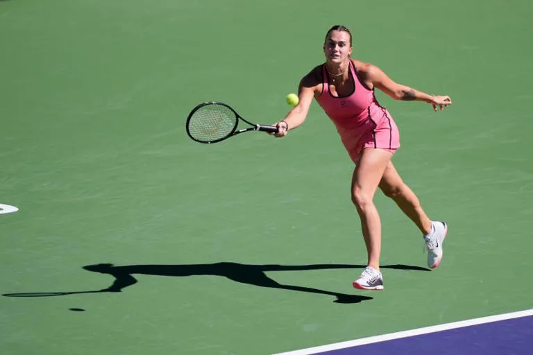 ¡Fuego en Indian Wells! Sabalenka y Sinner avanzan con autoridad mientras Medvedev clasifica entre polémicas