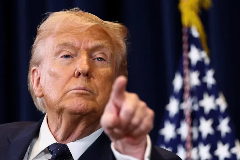 "Fuego y Furia" en el Estrecho: Trump amenaza con devastar a Irán si corta el petróleo