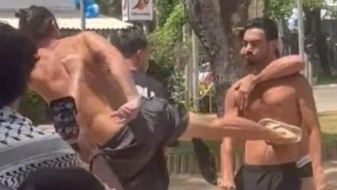 Turistas israelíes agreden en Brasil a una mujer que lleva bandera palestina y los echan 'a patadas'
