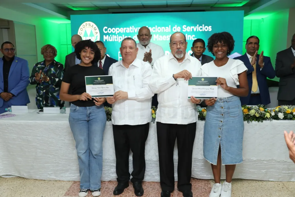Coopnama entrega 425 becas universitarias a hijos de maestros