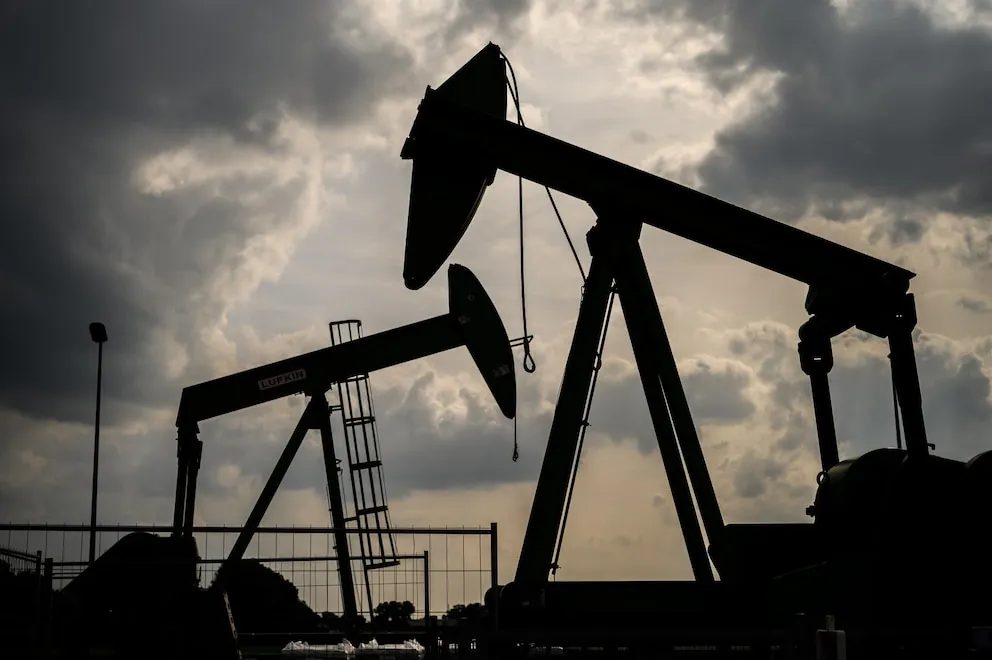 El crudo rompe la barrera de los tres dígitos: El petróleo supera los USD 100 por barril ante la crisis en Medio Oriente