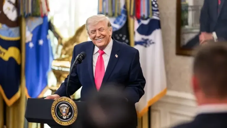 "El Estrecho de Trump": El Presidente de EE. UU. rebautiza simbólicamente el Estrecho de Ormuz