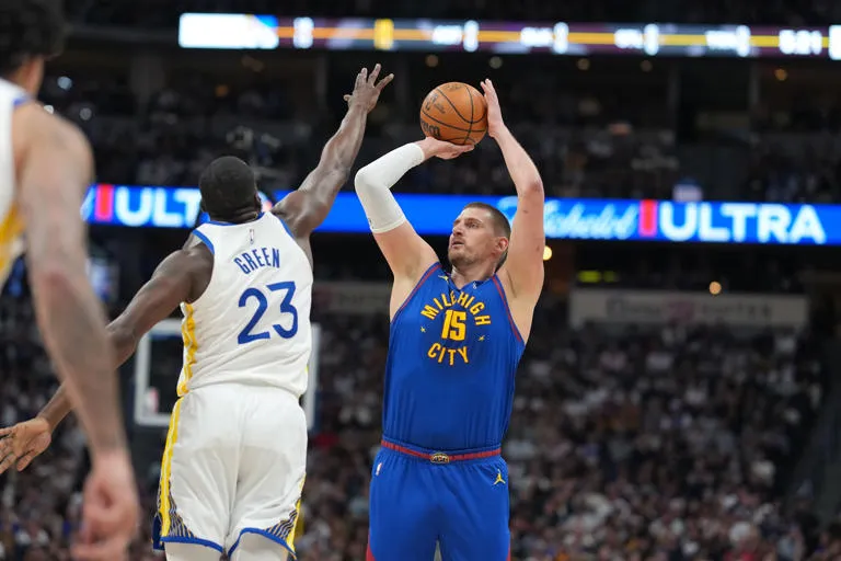 Jokic dicta cátedra en Denver: Nuggets arrollan a unos Warriors sin respuestas