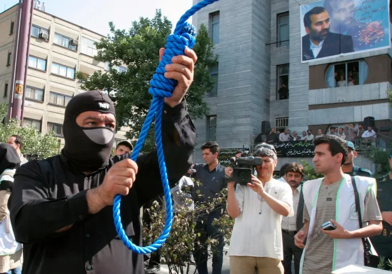 Represión extrema: El régimen de Irán ejecuta a tres manifestantes, incluido un atleta de 19 años