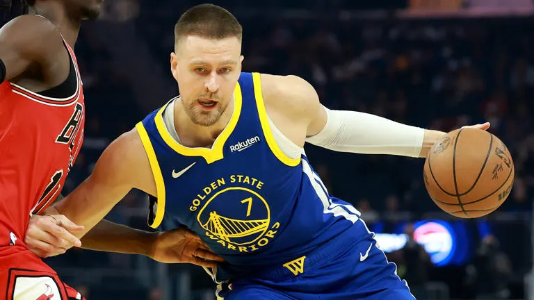 Alarma moderada: Kristaps Porziņģis actualiza su estado tras sufrir una lesión en la derrota contra los Warriors