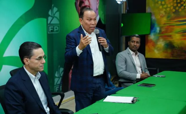 Radhamés Jiménez dice que el PRM es una “plaga” y cuestiona que con petróleo más barato no bajaran los combustibles