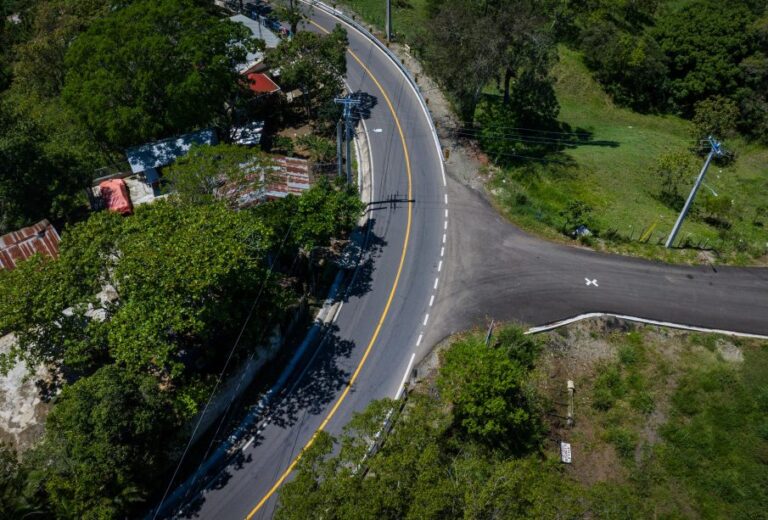 Presidente Abinader inaugura carretera Cruce de Pedregal-La Guázuma en San José de las Matas