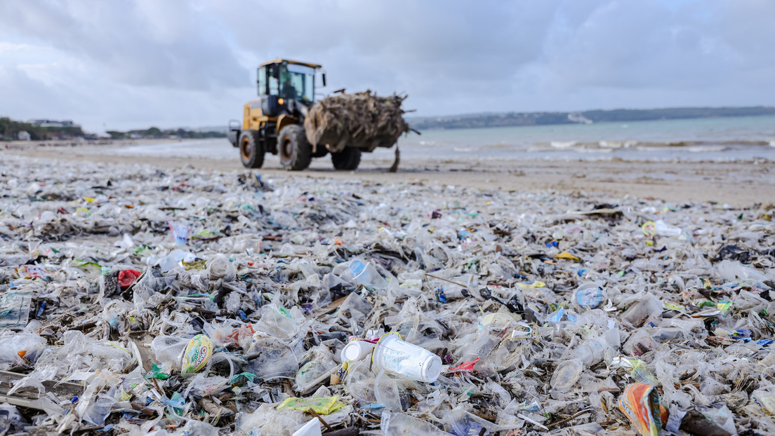 El paraíso que se convirtió en vertedero: la 'isla de los dioses' se ahoga en basura