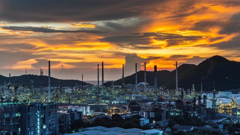 Gasolina más barata o más cara: cómo impactaría en América Latina la salida de EAU de la OPEP