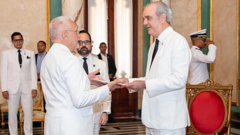 Presidente Abinader recibe cartas credenciales de seis nuevos embajadores acreditados ante el Gobierno dominicano