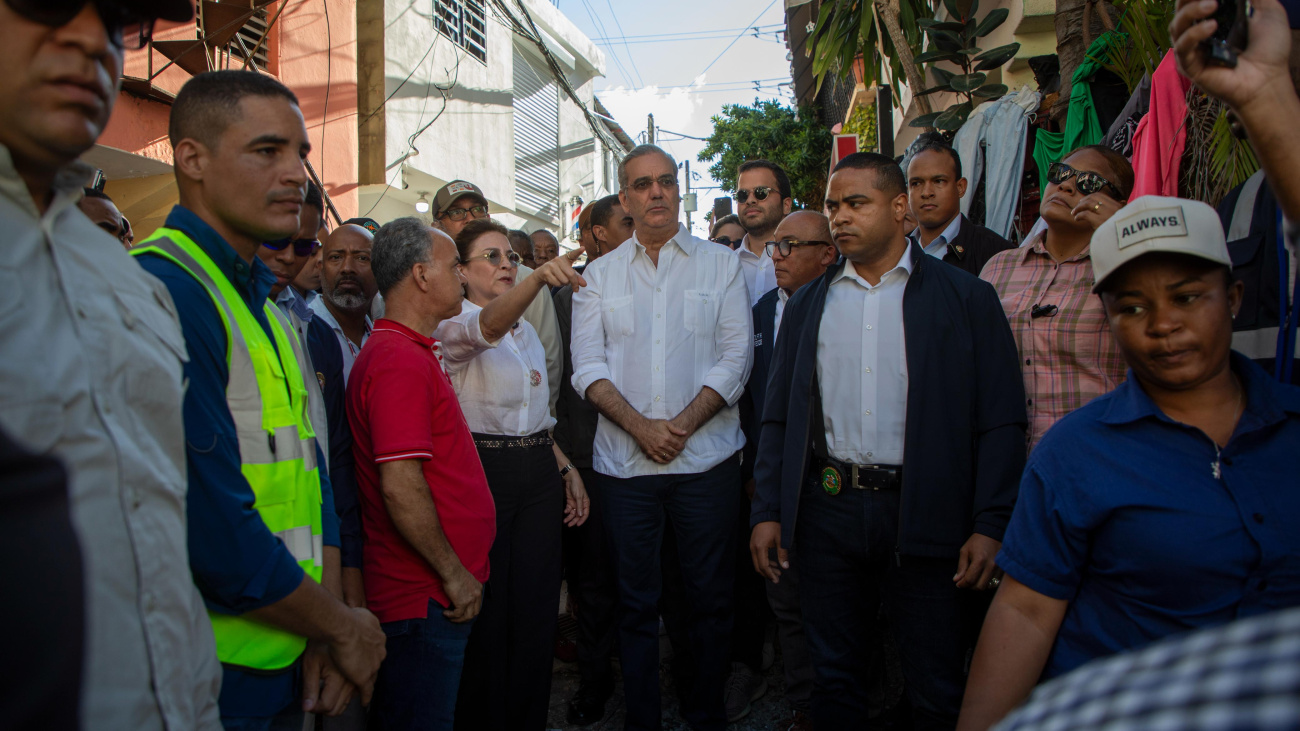 Presidente Abinader supervisa zonas vulnerables por lluvias y ordena solución definitiva a laguna en Los Platanitos