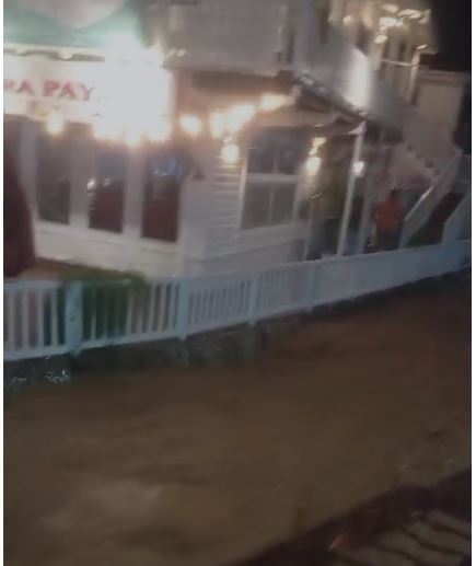 Crecida de río en Las Terrenas provoca cierre de negocios y pone en alerta a residentes