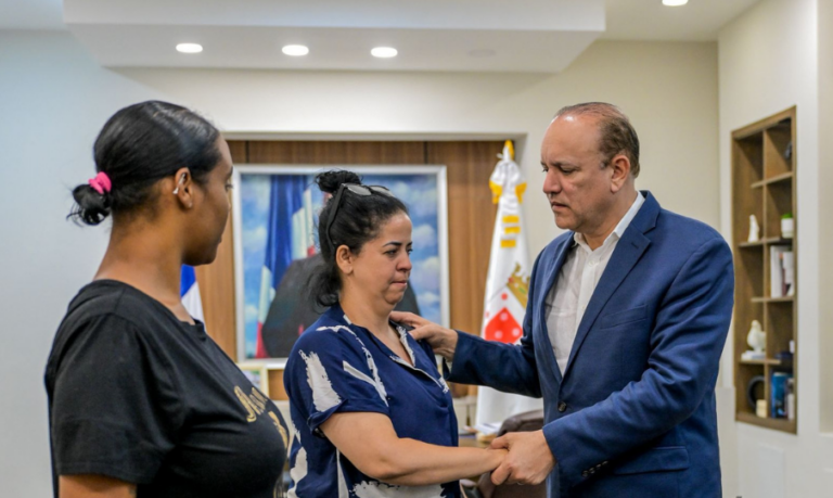 Alcalde de Santiago recibe familiares de Deivy Carlos Abreu Quezada y reitera apoyo en búsqueda de justicia